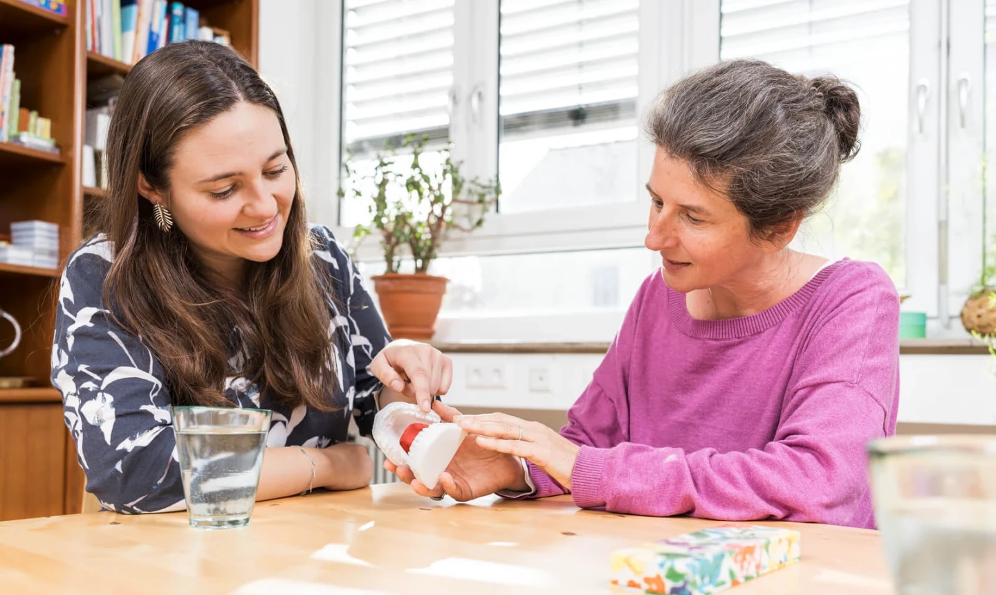Natascha Kaiser und Ilona Krohmer in der Praxis von Logopädie 2K